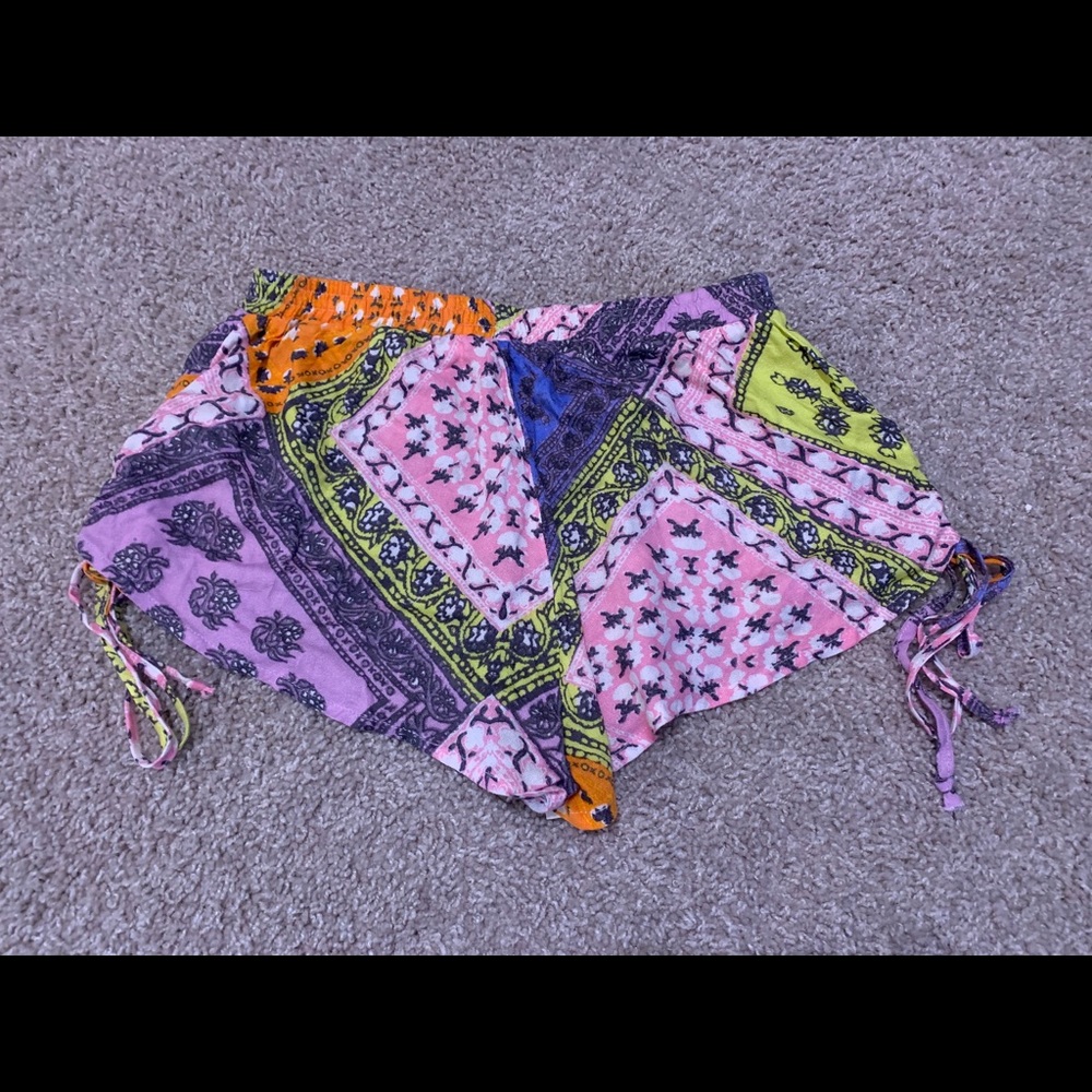 MinkPink colorful patchwork shorts, size M - Picture 4 of 6